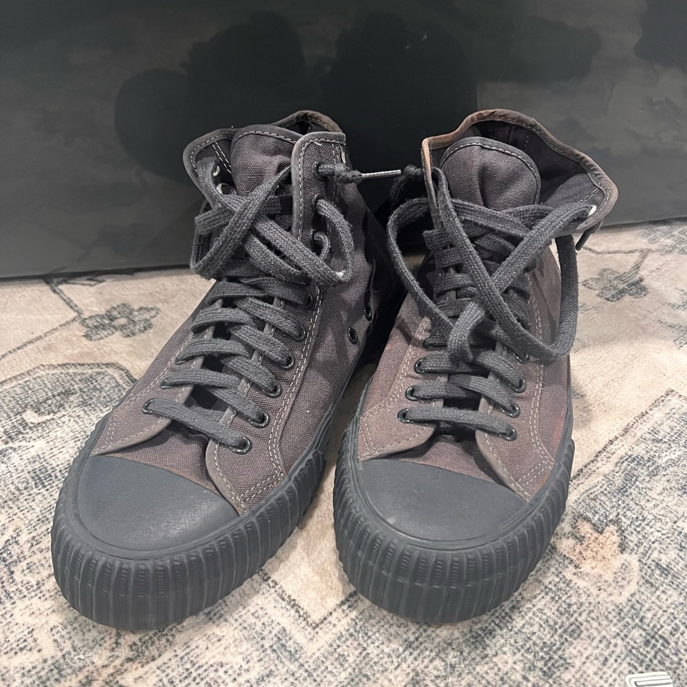 Pf flyers! Slightly worn, great condition